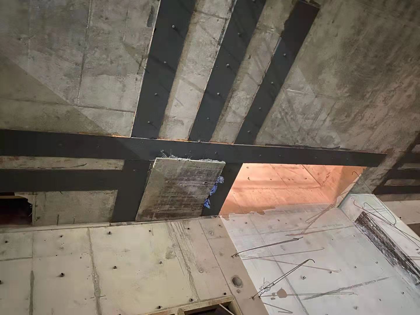 福建楼板开洞用粘钢加固还是碳纤维布加固